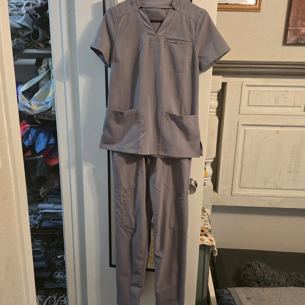 5 Scrub Sets - Picture 8 of 16